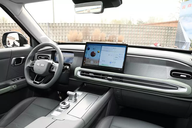 Mẫu xe SUV Beijing BJ30 trông hiện đại và sẵn sàng cho hành động địa hình hơn rất nhiều so với chiếc xe thế hệ đầu tiên đã ngừng sản xuất vào năm ngoái. Ở phía trước vẫn giữ kiểu lưới tản nhiệt 5 lỗ cổ điển mặc dù các lỗ ở mỗi đầu kết hợp với đèn pha.