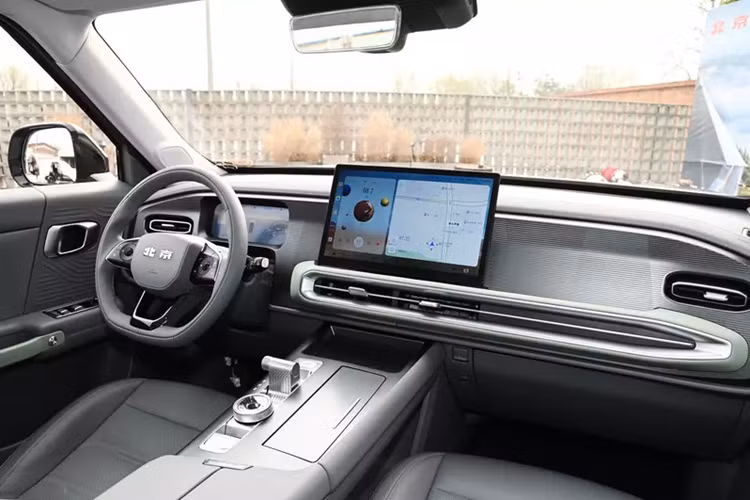 Mẫu xe SUV Beijing BJ30 trông hiện đại và sẵn sàng cho hành động địa hình hơn rất nhiều so với chiếc xe thế hệ đầu tiên đã ngừng sản xuất vào năm ngoái. Ở phía trước vẫn giữ kiểu lưới tản nhiệt 5 lỗ cổ điển mặc dù các lỗ ở mỗi đầu kết hợp với đèn pha.