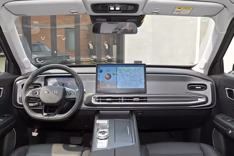 Phù hợp với phong cách off-road, xe có tấm ốp màu đen dày dặn xung quanh gầm xe và cả phía trước và phía sau đều có tấm trượt. Nhìn chung, thiết kế mang dáng dấp của một chiếc xe địa hình hình hộp hiện đại điển hình nhưng lại mang tính chung chung.