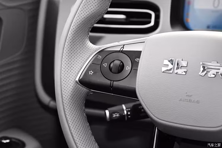 Khi gập ghế xuống sẽ có không gian rộng 1496 lít, ghế gập phẳng với băng ghế được nâng lên để hỗ trợ việc này. BJ30 được trang bị tính năng hỗ trợ lái xe cấp độ 2.5. Ngoài ra còn có ATS (hệ thống kiểm soát mọi địa hình) với 4 chế độ lái địa hình trên phiên bản 4WD.