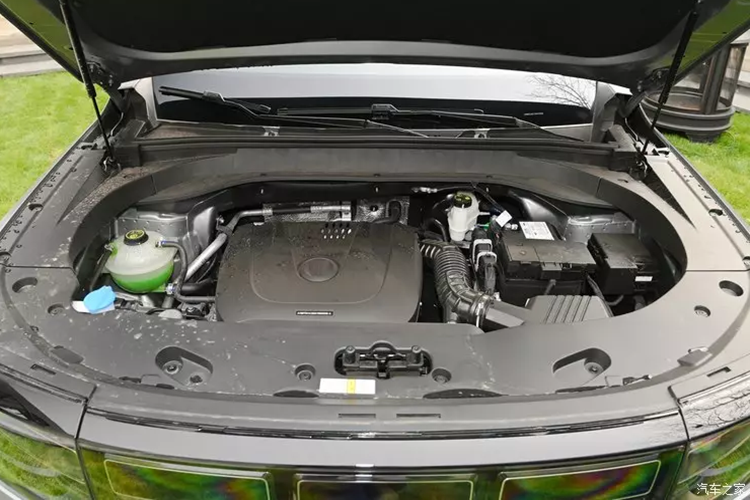 Kích thước lần lượt là 4730, 1910 và 1790 mm (l/w/h) và chiều dài cơ sở là 2820 mm. Trong khi đó góc tiếp cận là 25° trong khi khởi hành là 30° và khoảng sáng gầm xe tối đa là 215 mm. Các mẫu xe có thông số kỹ thuật cao hơn có bánh xe 19 inch trong khi Air và Pro có bánh xe 18 inch.