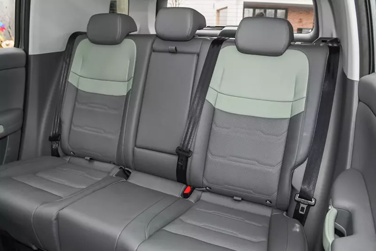 Bên trong Beijing BJ30 có thiết kế khá gọn gàng với màn hình đồng hồ 10,25 inch và màn hình thông tin giải trí nổi 14,6 inch. Hệ thống của xe được trang bị chip Qualcomm Snapdragon 8155.