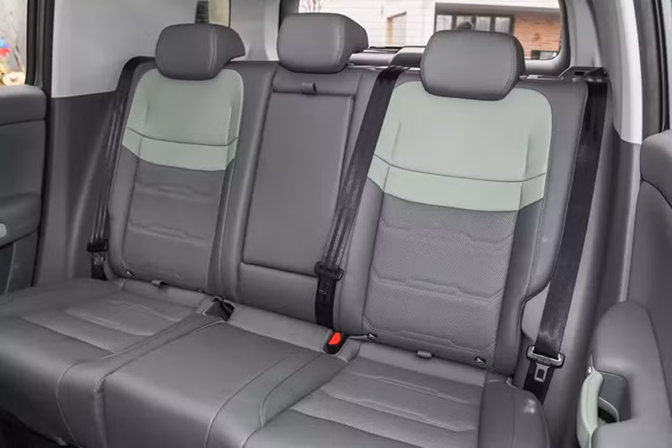 Bên trong Beijing BJ30 có thiết kế khá gọn gàng với màn hình đồng hồ 10,25 inch và màn hình thông tin giải trí nổi 14,6 inch. Hệ thống của xe được trang bị chip Qualcomm Snapdragon 8155.