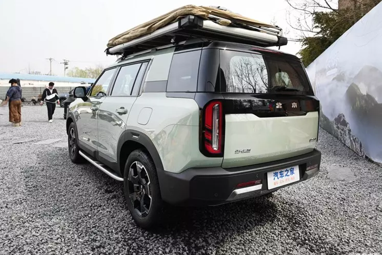 Sau đó là một động cơ điện gắn phía trước với công suất 130 kW và mô-men xoắn 315 Nm và trong trường hợp phiên bản 4WD (Magic Nuclear Drive Advanced) có thêm một động cơ điện gắn phía sau 55 kW với mô-men xoắn cực đại 135 Nm.