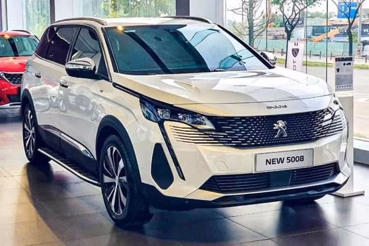 Cụ thể, Peugeot 2008 giá mới chỉ 699 triệu đồng cho bản Active và 758 triệu đồng cho bản GT-Line. Với giá bán dao động từ 699 - 758 triệu đồng, Peugeot 2008 đắt hơn một số đối thủ cùng phân khúc như Hyundai Creta (599 - 699 triệu đồng) và Mitsubishi Xforce (599 - 680 triệu đồng).