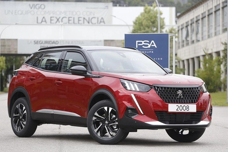 Với dòng SUV hạng trung Peugeot 5008, giá được giảm xuống còn 1,097 tỷ đồng ở bản Allure và 1,197 tỷ đồng ở bản GT. Đây là mẫu xe hiện đang cạnh tranh với những đối thủ như Hyundai Santa Fe, Mazda CX-8 và Kia Sorento.