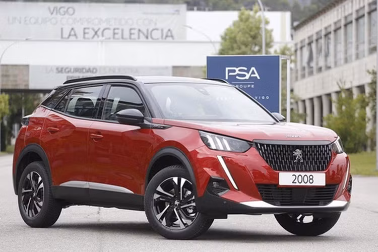 Với dòng SUV hạng trung Peugeot 5008, giá được giảm xuống còn 1,097 tỷ đồng ở bản Allure và 1,197 tỷ đồng ở bản GT. Đây là mẫu xe hiện đang cạnh tranh với những đối thủ như Hyundai Santa Fe, Mazda CX-8 và Kia Sorento.