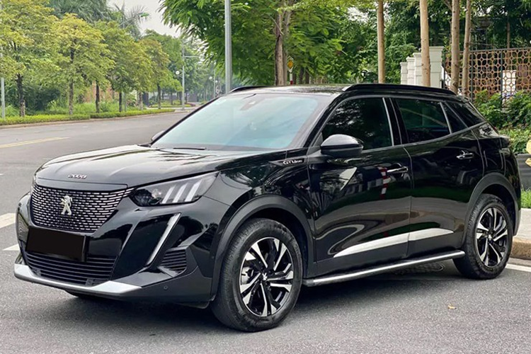 Tuy nhiên, nếu so với Honda HR-V và Toyota Corolla Cross, xe vẫn có giá rẻ hơn. Tiếp theo đó là Peugeot 3008 với giá 906 triệu đồng ở bản Allure, 995 triệu ở bản Premium và 1,097 tỷ đồng ở bản GT. So với những đối thủ cùng phân khúc như Mazda CX-5, Hyundai Tucson và Ford Territory, mẫu xe Pháp này không có lợi thế cạnh tranh về giá bán.