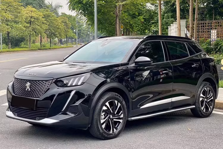 Tuy nhiên, nếu so với Honda HR-V và Toyota Corolla Cross, xe vẫn có giá rẻ hơn. Tiếp theo đó là Peugeot 3008 với giá 906 triệu đồng ở bản Allure, 995 triệu ở bản Premium và 1,097 tỷ đồng ở bản GT. So với những đối thủ cùng phân khúc như Mazda CX-5, Hyundai Tucson và Ford Territory, mẫu xe Pháp này không có lợi thế cạnh tranh về giá bán.