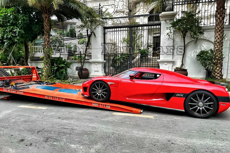 Được biết, siêu xe Koenigsegg CCX triệu đô này được mua từ đại lý Al Ain Class Motors ở Dubai. Đây cũng là nơi đại gia Minh Nhựa và Hoàng Kim Khánh mua siêu phẩm Pagani Huayra và McLaren Senna.