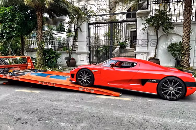 Được biết, siêu xe Koenigsegg CCX triệu đô này được mua từ đại lý Al Ain Class Motors ở Dubai. Đây cũng là nơi đại gia Minh Nhựa và Hoàng Kim Khánh mua siêu phẩm Pagani Huayra và McLaren Senna.