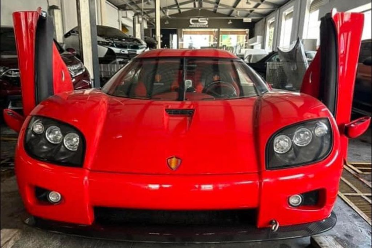 Như vậy, sau 4 năm “cập bến” Việt Nam, chiếc siêu xe Koenigsegg CCX độc nhất vô nhị này cuối cùng cũng có biển số. Tại Việt Nam, hiện chỉ có 2 chiếc Koenigsegg, một là Regera của đại gia Hoàng Kim Khánh, hai là CXX của doanh nhân kín tiếng người Hải Phòng.