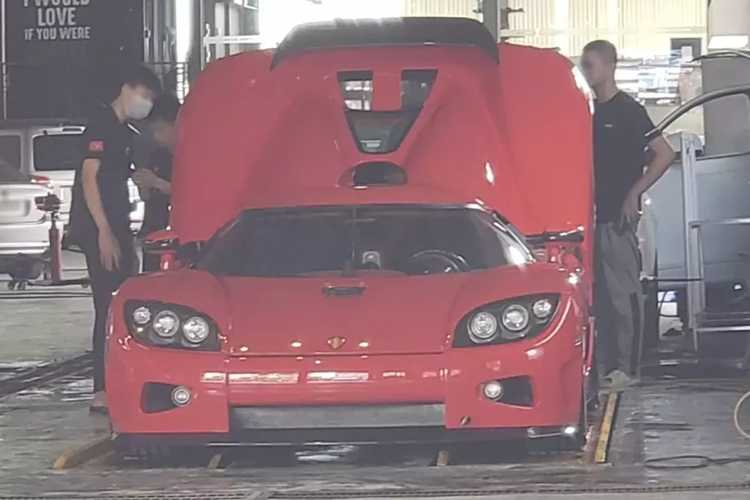 Đặc biệt hơn, đây là chiếc CCX màu đỏ duy nhất trên thế giới. Ở thời điểm mới ra mắt, Koenigsegg CCX có giá bán là 700.000 USD (tương đương khoảng 17,79 tỷ đồng). Koenigsegg CCX có ngoại thất được hoàn thiện bằng sợi carbon và nhôm siêu nhẹ.