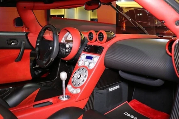 Bên trong cabin, chiếc hypercar được hoàn thiện thiện với tông màu đỏ - đen tương phản, “ton-sour-ton” với ngoại thất. Vật liệu chính sử dụng trong cabin chủ yếu là sợi carbon và da cao cấp.