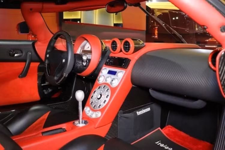 Bên trong cabin, chiếc hypercar được hoàn thiện thiện với tông màu đỏ - đen tương phản, “ton-sour-ton” với ngoại thất. Vật liệu chính sử dụng trong cabin chủ yếu là sợi carbon và da cao cấp.