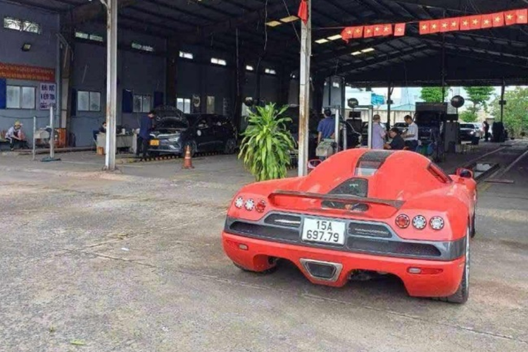 Koenigsegg chỉ sản xuất đúng 47 chiếc CCX, trong đó có 30 chiếc phiên bản thông thường và số lượng còn lại được chỉnh sửa thành các phiên bản đặc biệt như CCXR, CCX/CCXR Special Edition, Trevita. Chiếc hypercar của đại gia Hải Phòng mang số khung là #53 và được sản xuất năm 2008.