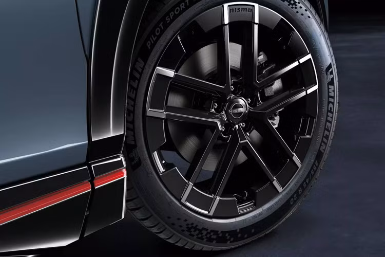 Ariya NISMO chạy điện đã từng được công bố vào đầu năm 2024 khi ra mắt tại Triển lãm ô tô Tokyo. Dựa trên phiên bản Ariya e-4ORCE, đội ngũ NISMO đã bổ sung thêm cho xe hàng loạt chi tiết mới hầm hố hơn về mặt ngoại hình như cản trước dài có đường sơn màu đỏ