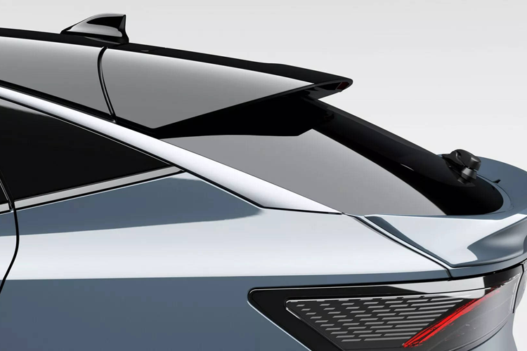 Trong khi ốp lườn xe, cản sau và gương chiếu hậu thêm đường sơn màu đen, còn ở phía sau có cánh lướt gió lớn trên nóc, cánh gió nhỏ cố định ở phần đuôi và cản sau màu đen bóng với chi tiết màu đỏ. Kèm theo là bộ mâm hợp kim nhôm kích thước 20 inch.