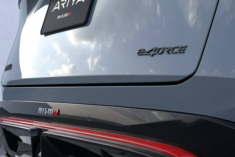 Theo Nissan, Ariya NISMO tự hào với hàng loạt các chi tiết ngoại thất sắc nét và thể thao, mang lại cảm giác mượt mà đặc trưng của xe điện cùng những “tia lửa” màu đỏ đậm dấu ấn từ đường đua. Với thiết kế crossover phong cách Nhật Bản, Ariya NISMO thuần điện cho thấy hiệu quả khí động học giúp giảm lực cản và tạo ra lực ép xuống lớn hơn ở tốc độ cao hơn.
