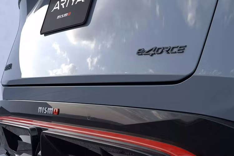 Theo Nissan, Ariya NISMO tự hào với hàng loạt các chi tiết ngoại thất sắc nét và thể thao, mang lại cảm giác mượt mà đặc trưng của xe điện cùng những “tia lửa” màu đỏ đậm dấu ấn từ đường đua. Với thiết kế crossover phong cách Nhật Bản, Ariya NISMO thuần điện cho thấy hiệu quả khí động học giúp giảm lực cản và tạo ra lực ép xuống lớn hơn ở tốc độ cao hơn.