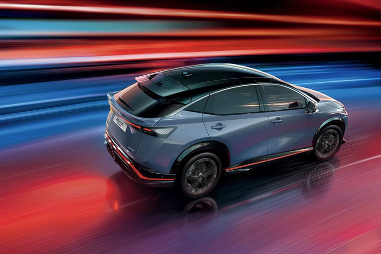 Các kỹ sư NISMO đã thực hiện nhiều tinh chỉnh để chiếc Ariya NISMO có được “khả năng tăng tốc mạnh mẽ nhưng vẫn êm mượt và dễ điều khiển”. Lốp xe là loại đặc biệt được cho là có “độ bám cao”, hệ thống kiểm soát lực kéo VDC “cải tiến” và hệ thống dẫn động e-4ORCE được điều chỉnh “để phân bổ công suất và mô-men xoắn tới các bánh xe tốt hơn”.