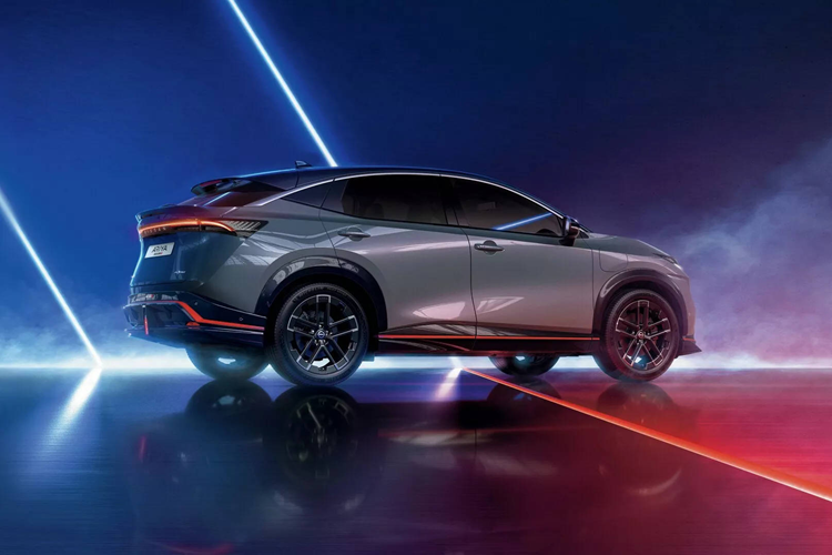 Bên trong nội thất cũng được thiết kế tỉ mỉ để mang đến trải nghiệm cao cấp và độc quyền. Tông màu đen chủ đạo được bổ sung bởi điểm nhấn màu đỏ và bộ ghế NISMO đặc biệt gợi nhớ đến những chiếc xe đua Formula E, vừa vặn tuyệt vời và đảm bảo sự thoải mái cho người lái cũng như mọi hành khách.