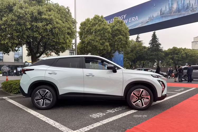 Tổng thể thiết kế của Omoda E5 cũng không quá khác biệt so với mẫu Omoda 5. Xe chỉ được tinh chỉnh một số chi tiết ở ngoại thất như: lưới tản nhiệt đóng kín, hốc gió trung tâm rộng hơn, đèn pha LED thấu kính, la-zăng với thiết kế khí động lực học và ống xả phía sau được loại bỏ.