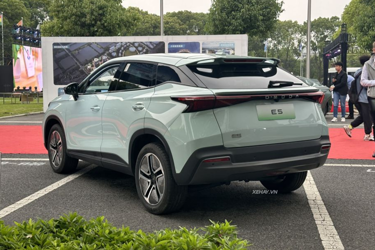 Mức giá xe OMODA E5 2024 tại Việt Nam chưa được công bố, xe sẽ chính thức được bán ra ở thị trường ngay trong năm nay. Thương hiệu OMODA sẽ tiếp tục chiếm lĩnh thị trường toàn cầu với chất lượng quốc tế, biến những tưởng tượng đầy tham vọng về việc di chuyển thông minh trở thành hiện thực.