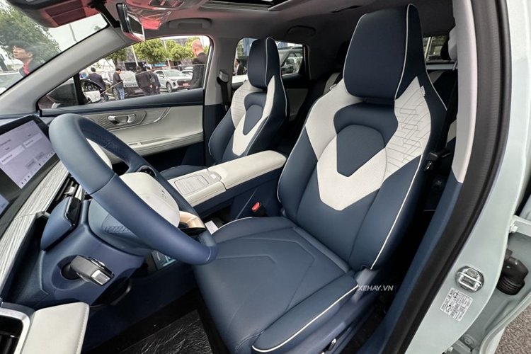 Phía trước mặt người lái còn màn hình hiển thị trên kính lái HUD giúp người lái dễ dàng nắm bắt các thông số của xe.