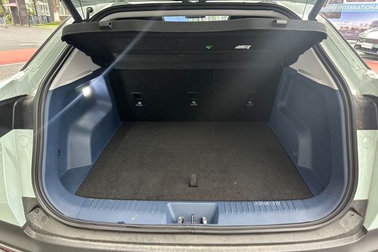 Omoda E5 được trang bị bộ pin có dung lượng 61 kWh cho tầm vận hành lên đến 430 km sau một lần sạc đầy theo chu trình thử nghiệm WLTP. Thời gian tăng dung lượng pin từ 30-80% bằng bộ sạc nhanh là 28 phút.