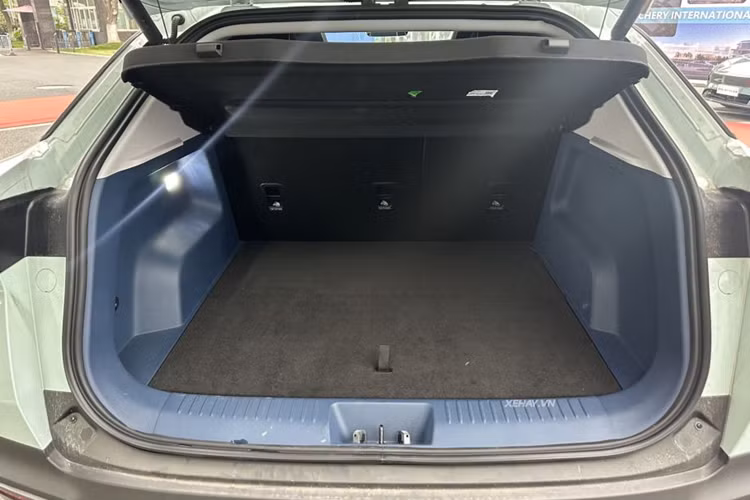 Omoda E5 được trang bị bộ pin có dung lượng 61 kWh cho tầm vận hành lên đến 430 km sau một lần sạc đầy theo chu trình thử nghiệm WLTP. Thời gian tăng dung lượng pin từ 30-80% bằng bộ sạc nhanh là 28 phút.