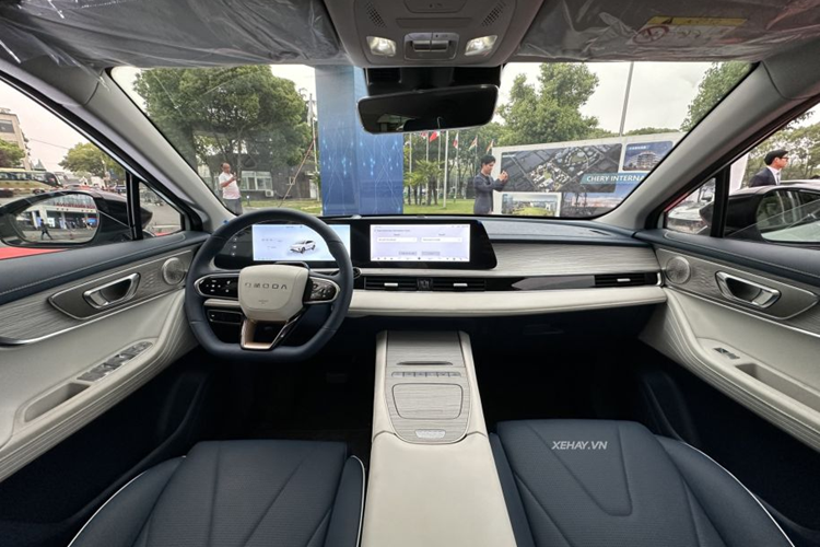 Về nội thất, khoang lái của Omoda E5 không chỉ gây ấn tượng về mặt thị giác mà còn là thiết kế đặc trưng của thế hệ phương tiện sử dụng năng lượng mới.