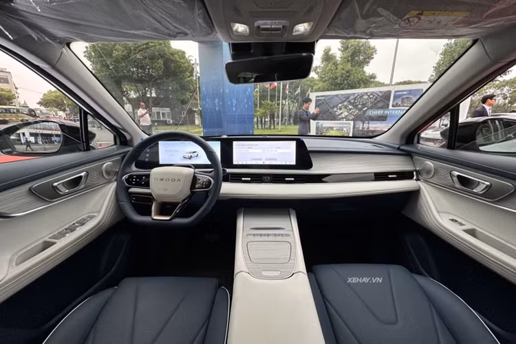 Về nội thất, khoang lái của Omoda E5 không chỉ gây ấn tượng về mặt thị giác mà còn là thiết kế đặc trưng của thế hệ phương tiện sử dụng năng lượng mới.