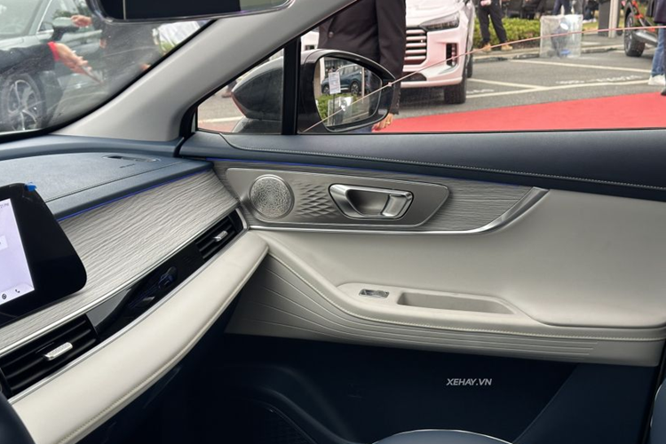 Đáng chú ý, Omoda E5 được trang bị bộ vi xử lý Qualcomm 8155 cho màn hình trung tâm nhằm thực hiện các thao tác mượt mà, không có hiện tượng giật lag. Ngoài ra, xe cũng có kết nối Apple CarPlay/Android Auto tương tự bản xăng.