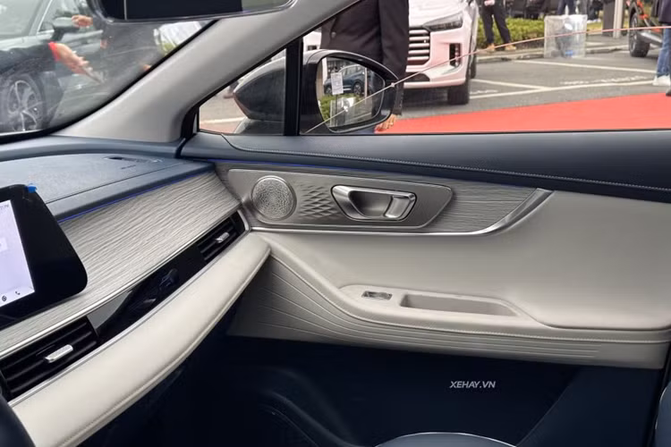 Đáng chú ý, Omoda E5 được trang bị bộ vi xử lý Qualcomm 8155 cho màn hình trung tâm nhằm thực hiện các thao tác mượt mà, không có hiện tượng giật lag. Ngoài ra, xe cũng có kết nối Apple CarPlay/Android Auto tương tự bản xăng.