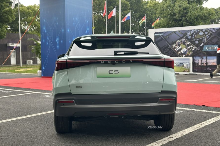 Về trang bị an toàn, xe sở hữu hàng loạt tính năng hỗ trợ lái nổi trội như: ga tự động thích ứng, cảnh báo tiền va chạm, hỗ trợ phanh khẩn cấp, cảnh báo lệch làn và hỗ trợ giữ làn đường, cảnh báo điểm mù...