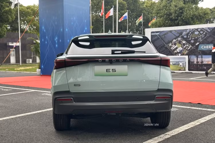 Về trang bị an toàn, xe sở hữu hàng loạt tính năng hỗ trợ lái nổi trội như: ga tự động thích ứng, cảnh báo tiền va chạm, hỗ trợ phanh khẩn cấp, cảnh báo lệch làn và hỗ trợ giữ làn đường, cảnh báo điểm mù...