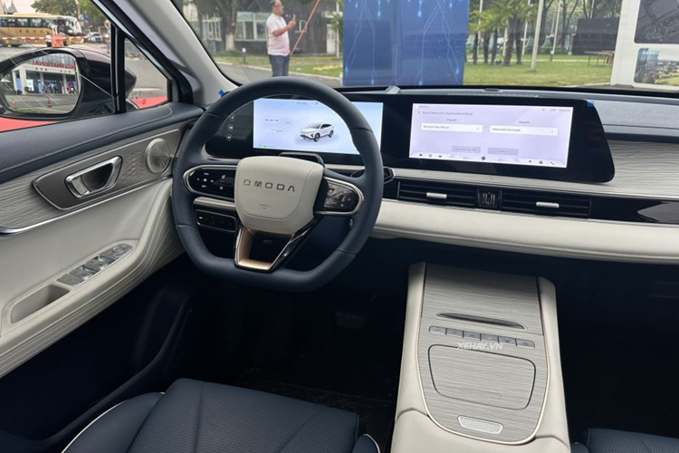 Xe được trang bị màn hình cong tích hợp 24,6 inch, trợ lý ảo, hệ thống điều khiển bằng giọng nói đưa ra những phản ứng tức thì và hỗ trợ người lái một cách tốt nhất.