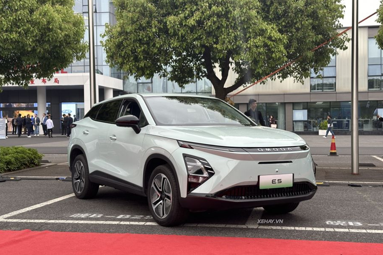 Mẫu SUV điện Omoda E5 sở hữu kích thước lần lượt là 4.424 x 1.830 x 1.588 mm, chiều dài cơ sở 2.630 mm. So với bản xăng, E5 dài có chiều dài nhỉnh hơn 24 mm trong khi các thông số khác giữ nguyên.