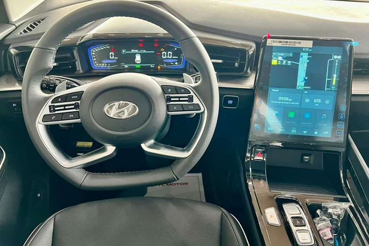 Bên trong khoang cabin của Hyundai Custin là không gian nội thất 3 hàng ghế với 2 ghế thương gia ở giữa. Hàng ghế trước có đủ tính năng chỉnh điện, sưởi ấm và làm mát trong khi 2 ghế giữa có thể ngả tối đa 135 độ. Ngoài ra, 2 ghế thương gia này còn có tính năng chỉnh điện 10 hướng, sưởi ấm, làm mát, sạc điện thoại không dây và bàn làm việc.