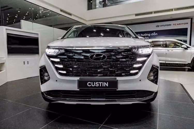 Chưa dừng lại ở đó, trong tháng 10 này khách hàng mua Hyundai Custin còn được hưởng chính sách ưu đãi 50% lệ phí trước bạ từ Chính phủ, tương đương khoảng 41-58,4 triệu đồng tùy vào phiên bản và nơi đăng ký. Hyundai Custin sở hữu kích thước khá rộng rãi với chiều dài x rộng x cao lần lượt là 4.950 x 1.850 x 1.725 (mm), trục cơ sở dài 3.055 mm.
