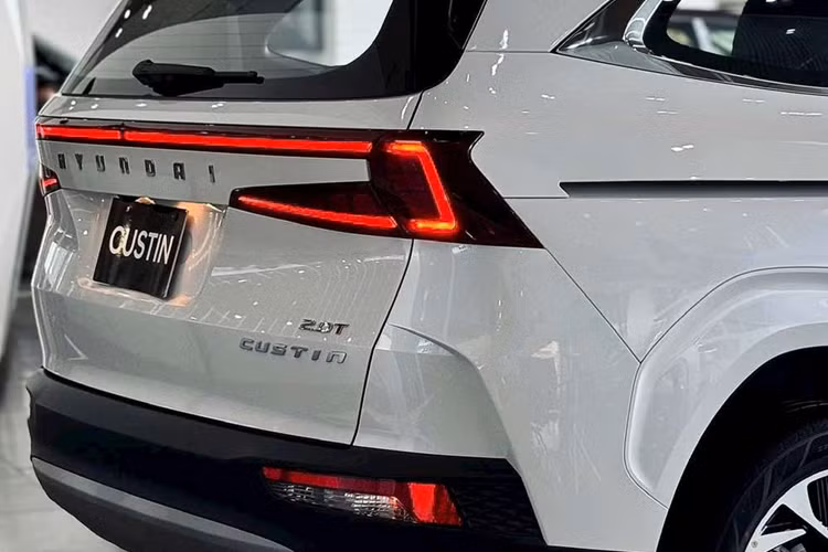 Đối với hệ thống an toàn, Custin sở hữu nhiều tính năng thông minh bao gồm: Hệ thống chống bó cứng phanh (ABS); Cân bằng điện tử; Hỗ trợ khởi hành ngang dốc; Cảm biến trước/ sau; Cảm biến áp suất lốp; Phanh tay điện tử + Auto Hold