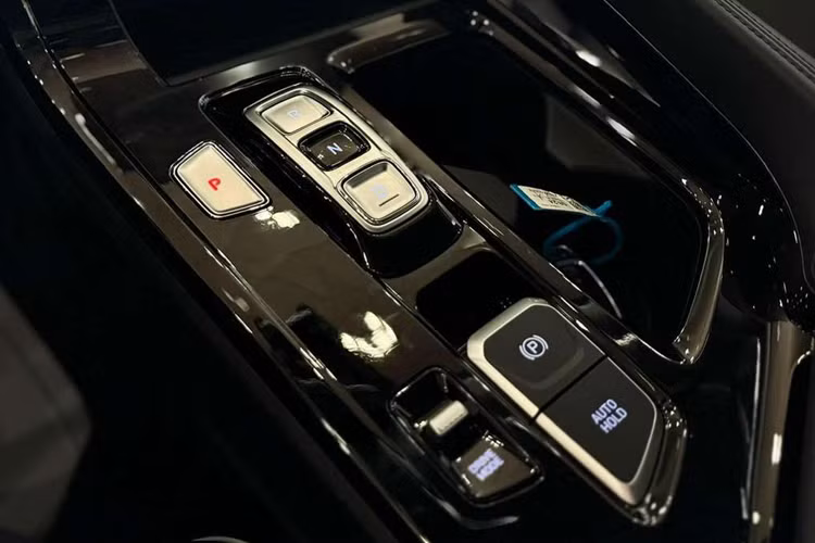 Thứ hai là động cơ SmartStream 1.5L tăng áp sản sinh ra công suất tối đa 170 mã lực tại 5500 vòng/ phút và mô men xoắn cực đại 253 Nm từ 1500-4000 vòng/ phút. Kết hợp với hộp số tự động 8 cấp và hệ dẫn động cầu trước.