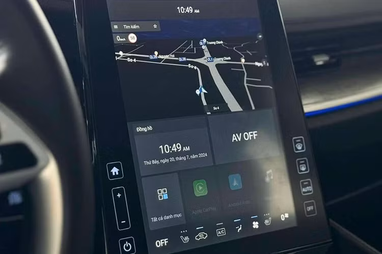 Cung cấp sức mạnh cho mẫu xe MPV Hyundai Custin là 2 tùy chọn động cơ. Đầu tiên là động cơ SmartSteam 2.0L, tăng áp sản sinh ra công suất tối đa 236 mã lực tại 6000 vòng/ phút, mô men xoắn cực đại 353 Nm từ 1500-4000 vòng/ phút. Kết hợp với hộp số tự động 8 cấp và hệ dẫn động cầu trước.