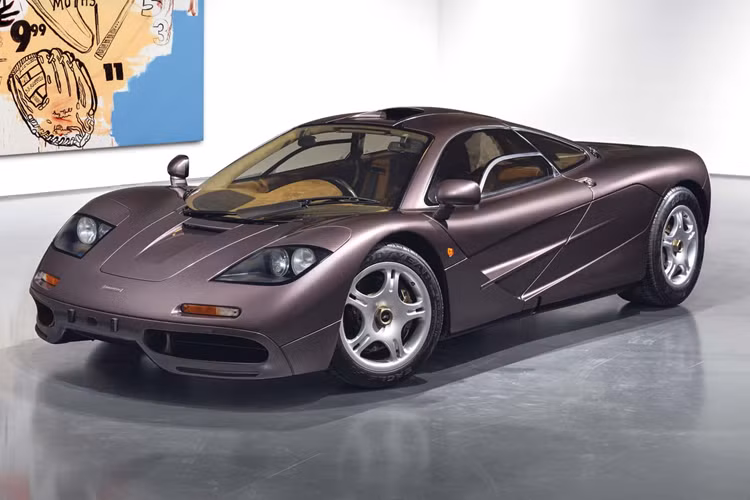 Chiếc McLaren F1 đời 1995 này mang trên mình màu sơn nâu Creighton Brown độc đáo và đã từng được bán tại sự kiện Pebble Beach vào năm 2021 với giá 20.465.000 USD. Gần 3 năm sau, chủ nhân của chiếc xe lại quyết định rao bán chiếc xe này sau khi mới chỉ “tận hưởng” khoảng 22 km trong suốt thời gian sở hữu.