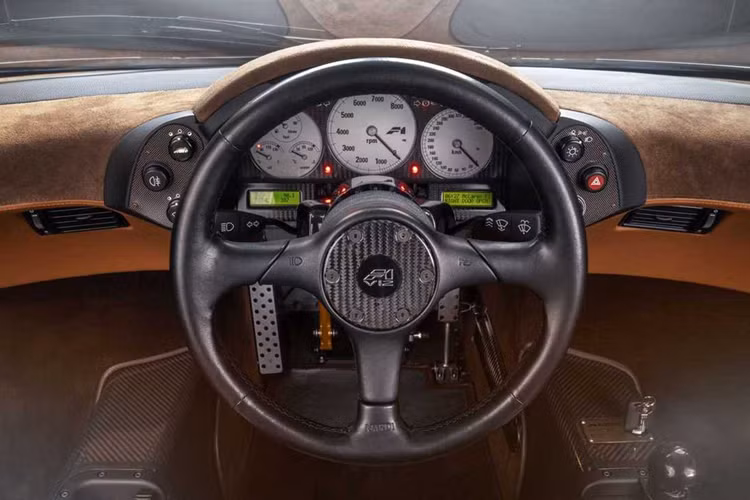 Bên trong nội thất, xe sở hữu ghế bọc là sự kết hợp giữa da Light Tan và Dark Brown. Một người mua ở Nhật Bản chính là chủ sở hữu đầu tiên của chiếc xe này. Chủ sở hữu xe đầu tiên của xe vẫn bảo dưỡng xe thường xuyên nhưng hiếm khi lái chiếc McLaren.