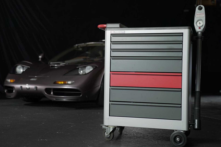 Mẫu xe sở hữu khối động cơ V12 6.1 lít đặt giữa có nguồn gốc từ BMW tạo ra công suất 618 mã lực và được trang bị hộp số sàn 6 cấp.