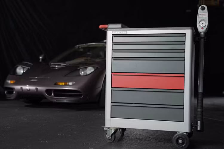 Mẫu xe sở hữu khối động cơ V12 6.1 lít đặt giữa có nguồn gốc từ BMW tạo ra công suất 618 mã lực và được trang bị hộp số sàn 6 cấp.