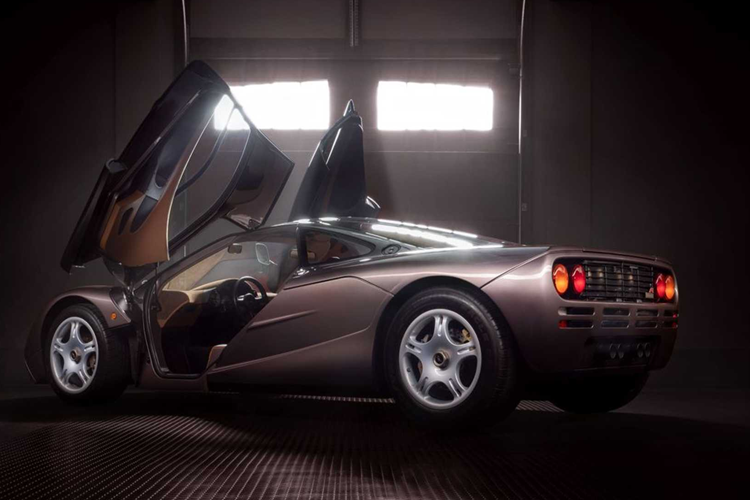 Xe thậm chí vẫn còn được trang bị lốp Goodyear Eagle F1 nguyên bản từ khi xuất xưởng. McLaren F1 vẫn luôn là một cái tên huyền thoại vượt thời gian với hỗn hợp các vật liệu vẫn còn xa lạ cho đến ngày nay như sợi carbon, Kevlar, titan và lá vàng.