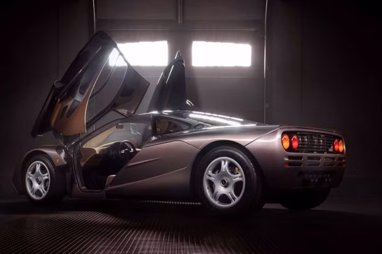 Xe thậm chí vẫn còn được trang bị lốp Goodyear Eagle F1 nguyên bản từ khi xuất xưởng. McLaren F1 vẫn luôn là một cái tên huyền thoại vượt thời gian với hỗn hợp các vật liệu vẫn còn xa lạ cho đến ngày nay như sợi carbon, Kevlar, titan và lá vàng.